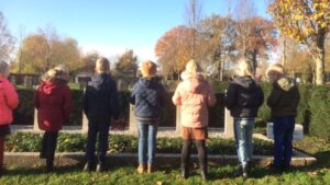 schoolgaande kinderen bij een begraafplaats - rouw na overlijden schoolgaand kind