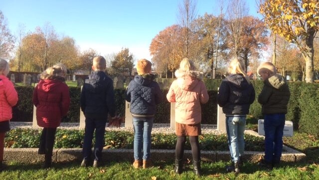 schoolgaande kinderen bij een begraafplaats - rouw na overlijden schoolgaand kind