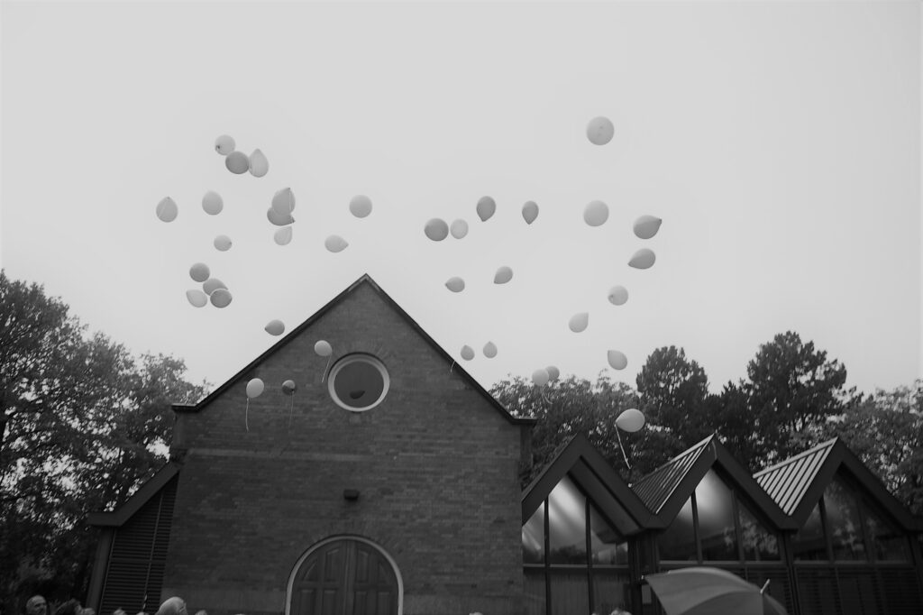 creamtorium met ballonnen in de lucht