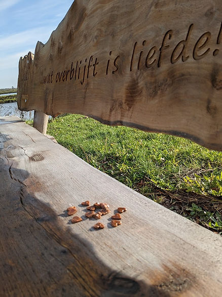 herinneringsbankje aan de Lek, Troosthartjes
