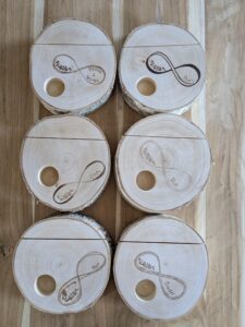 6 gedenkschijven, met ieder zijn eigen nuances, als symbool voor de verschillende vriendschappen