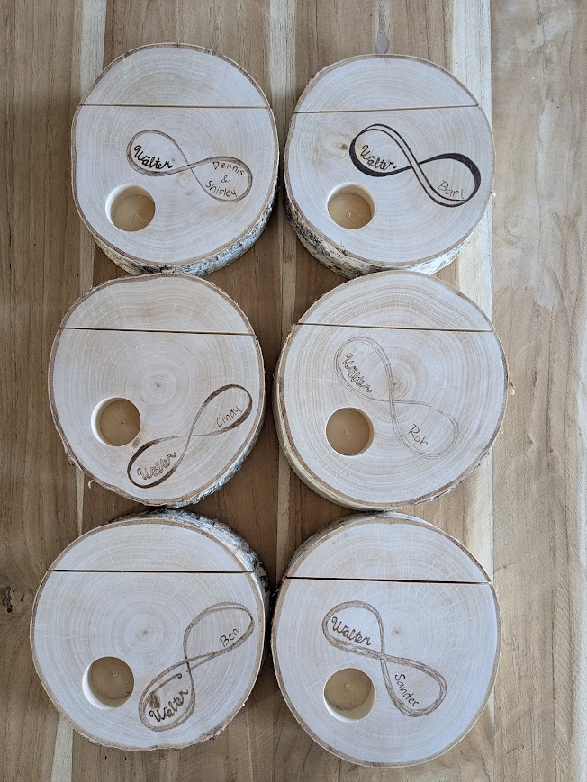 6 gedenkschijven, met ieder zijn eigen nuances, als symbool voor de verschillende vriendschappen