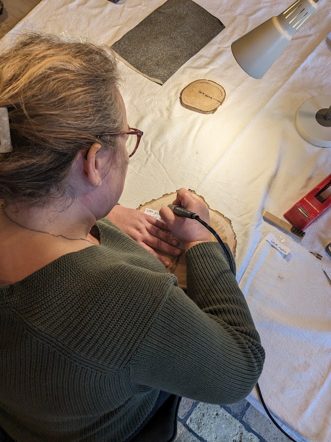 Marieke zit in zichzelf gekeerd aan haar herinnerings-item te werken