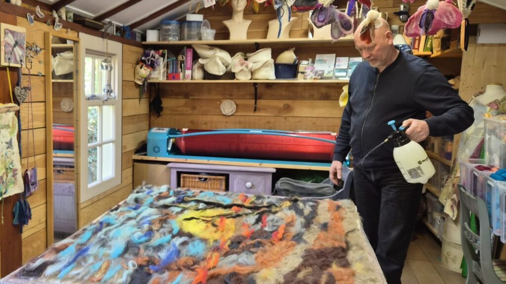 Koesterdag - vader maakt vilten schilderij voor overleden kind