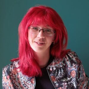 profiel foto van vrouw met bril en lang rood haar